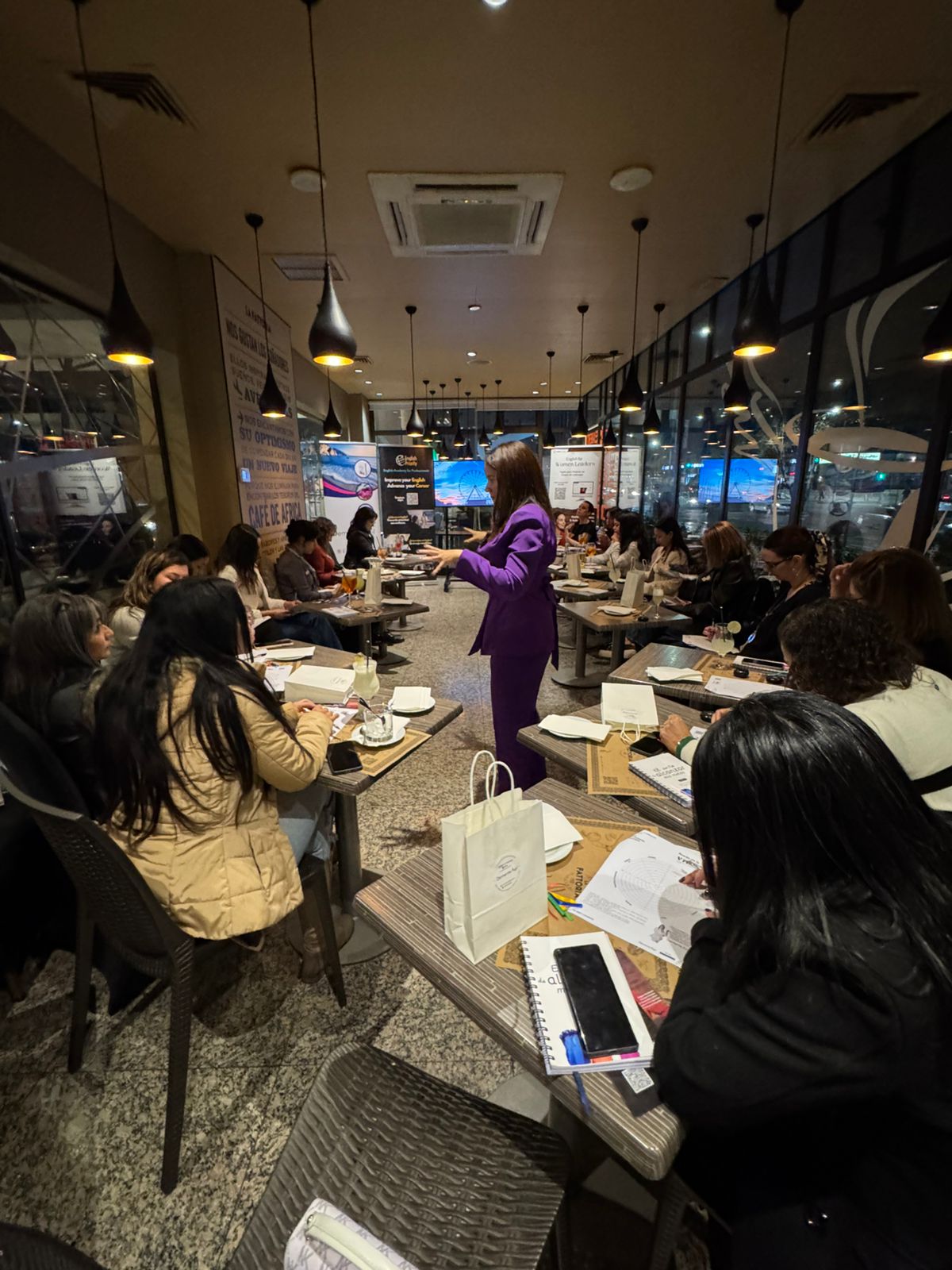 Yuli Blanco facilitando una sesión con traje morado